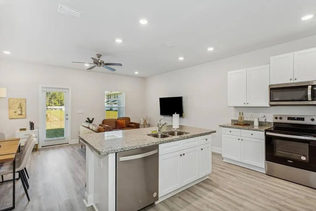 New Home Near Uwf & Pns Beach! Pensacola Apartment